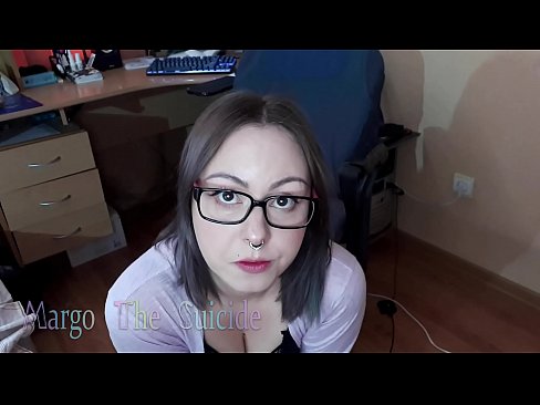 ❤️ Seksikäs tyttö lasit päässä imee dildoa syvälle kameraan ❌ Porno at us ️❤